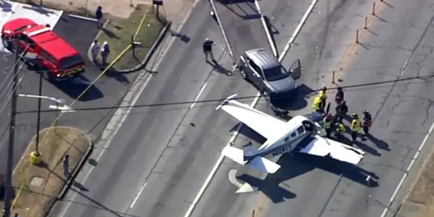 Karayoluna İniş Yapan Uçak Araçlara Çarparak Durabildi